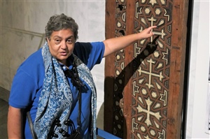 Ein Land mit reicher christlicher Tradition: Unsere ägyptische Reiseführerin Margo erklärt das koptische Kreuz.